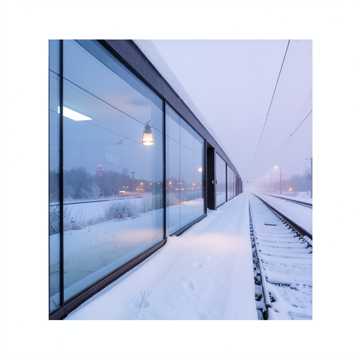 铁轨把雪色碾成霜