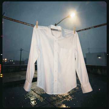 雨后白衬衫