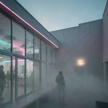 건물 뒤편의 대화