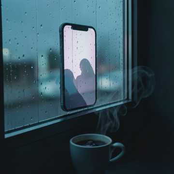 雨碎旧窗台