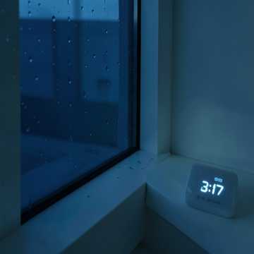 窗台凝积的雨滴