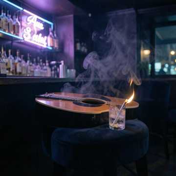烟灰沉入那杯酒