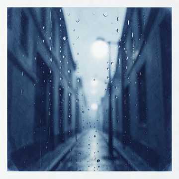 雨声盖不住心底的痛