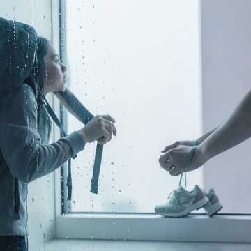 雨丝背对背