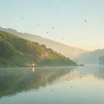 晚风慢度旧山岗