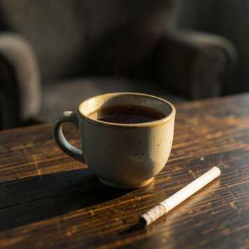 一杯苦酒敬余生