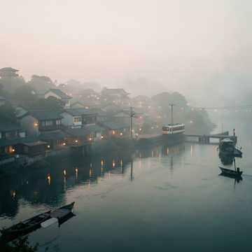 雾锁山城渡