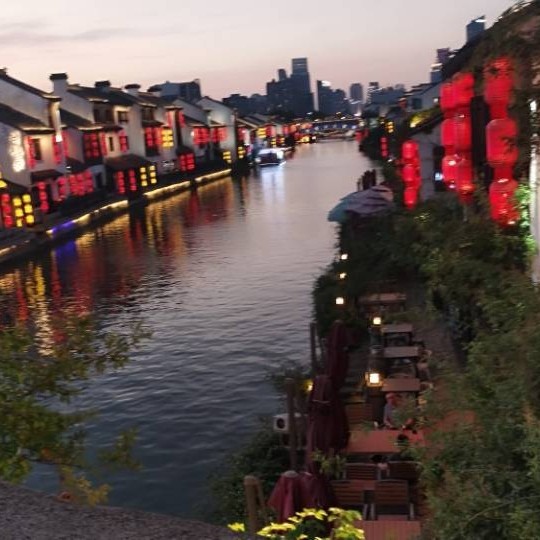 古墙照月人