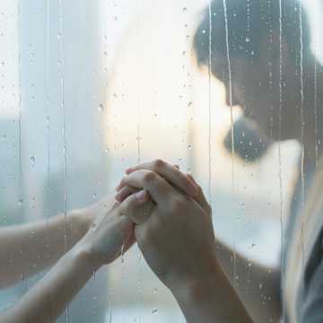 借一场雨靠近你