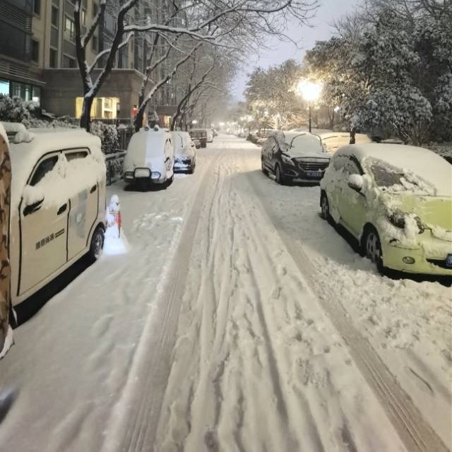 晚风吹过旧站牌