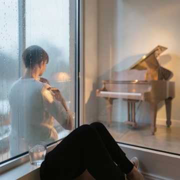 叹息声倒映酒杯