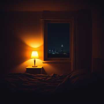 枕边未关的光