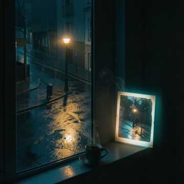 雨声碎在半空