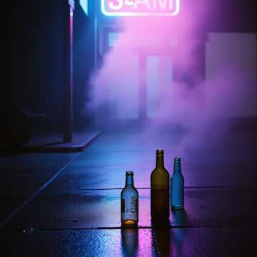 烟灰坠入空酒瓶