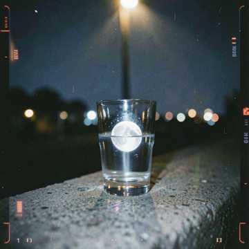 月光洒在酒杯里