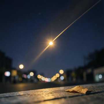 弦弹亮夜幕