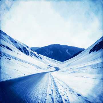 天山雪路