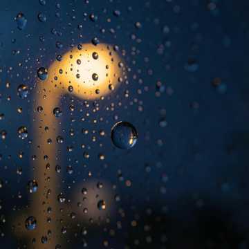 落雨玻璃窗