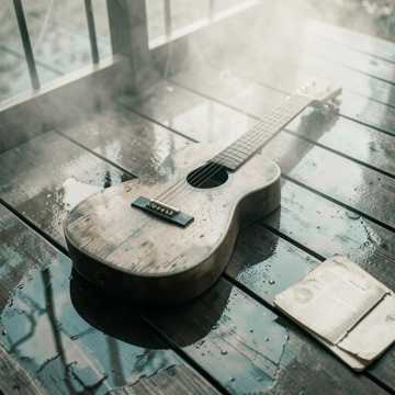 木吉他檐下雨