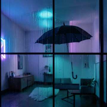 熄灯后的雨影