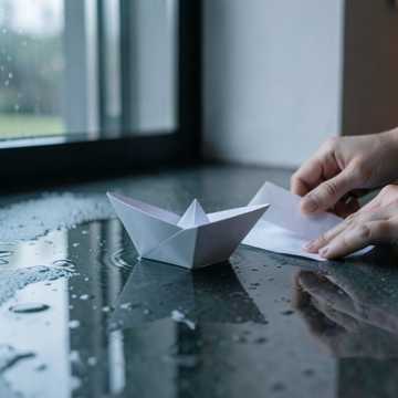 折纸船在雨里