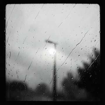 隔着雨声说晚安