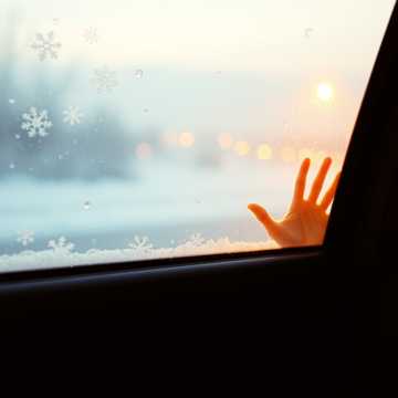 车窗上那片雪花