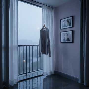 空房间里下着雨