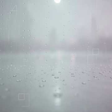 雨声落枕边