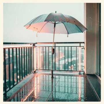 雨丝在窗台停