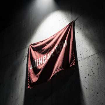 吼声里的红